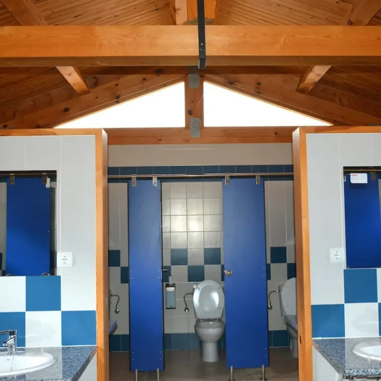 Baños. Aulas de Naturaleza. Regumiel